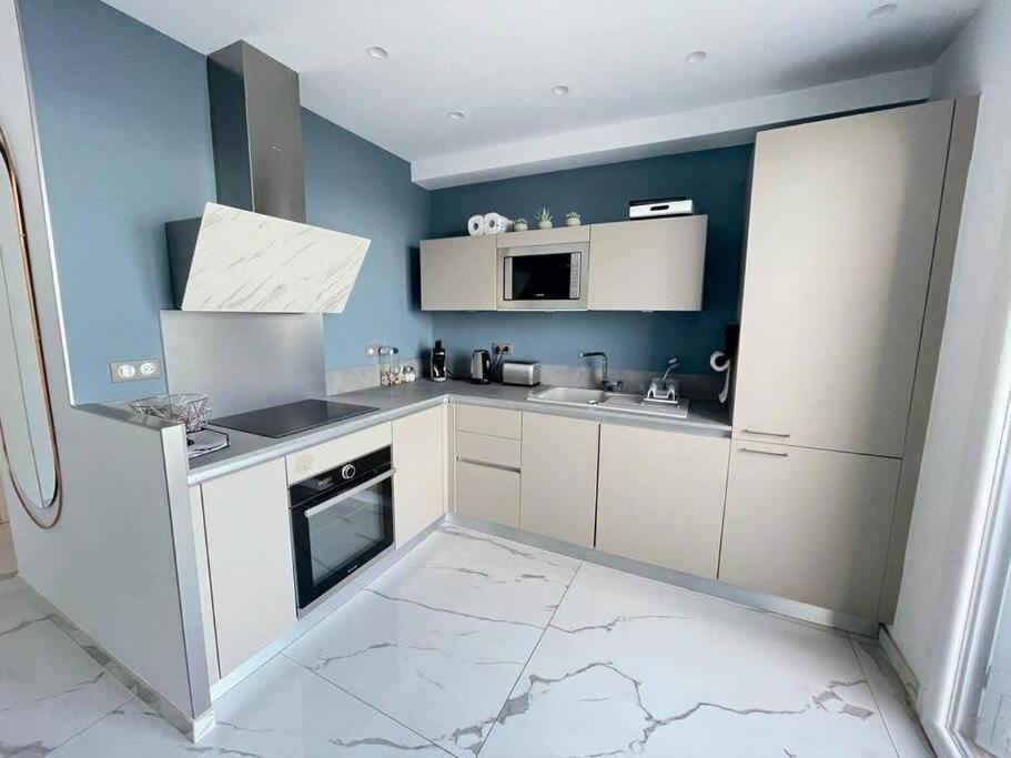 Beach Front, Superbe Appartement Pour 4 Personnes Νίκαια Εξωτερικό φωτογραφία