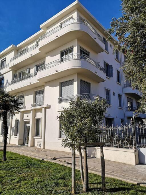 Beach Front, Superbe Appartement Pour 4 Personnes Νίκαια Εξωτερικό φωτογραφία