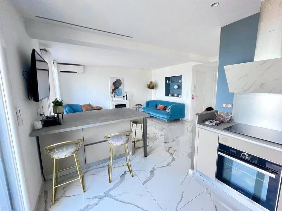 Beach Front, Superbe Appartement Pour 4 Personnes Νίκαια Εξωτερικό φωτογραφία