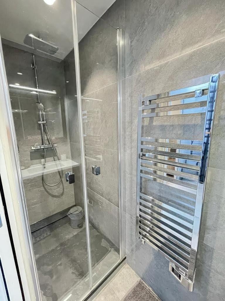 Beach Front, Superbe Appartement Pour 4 Personnes Νίκαια Εξωτερικό φωτογραφία