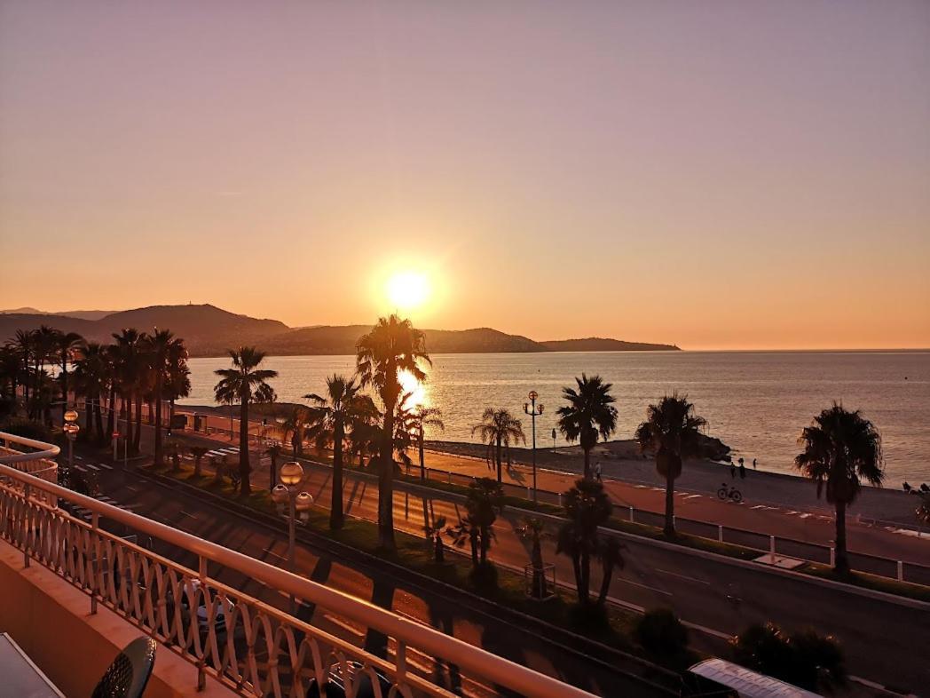 Beach Front, Superbe Appartement Pour 4 Personnes Νίκαια Εξωτερικό φωτογραφία
