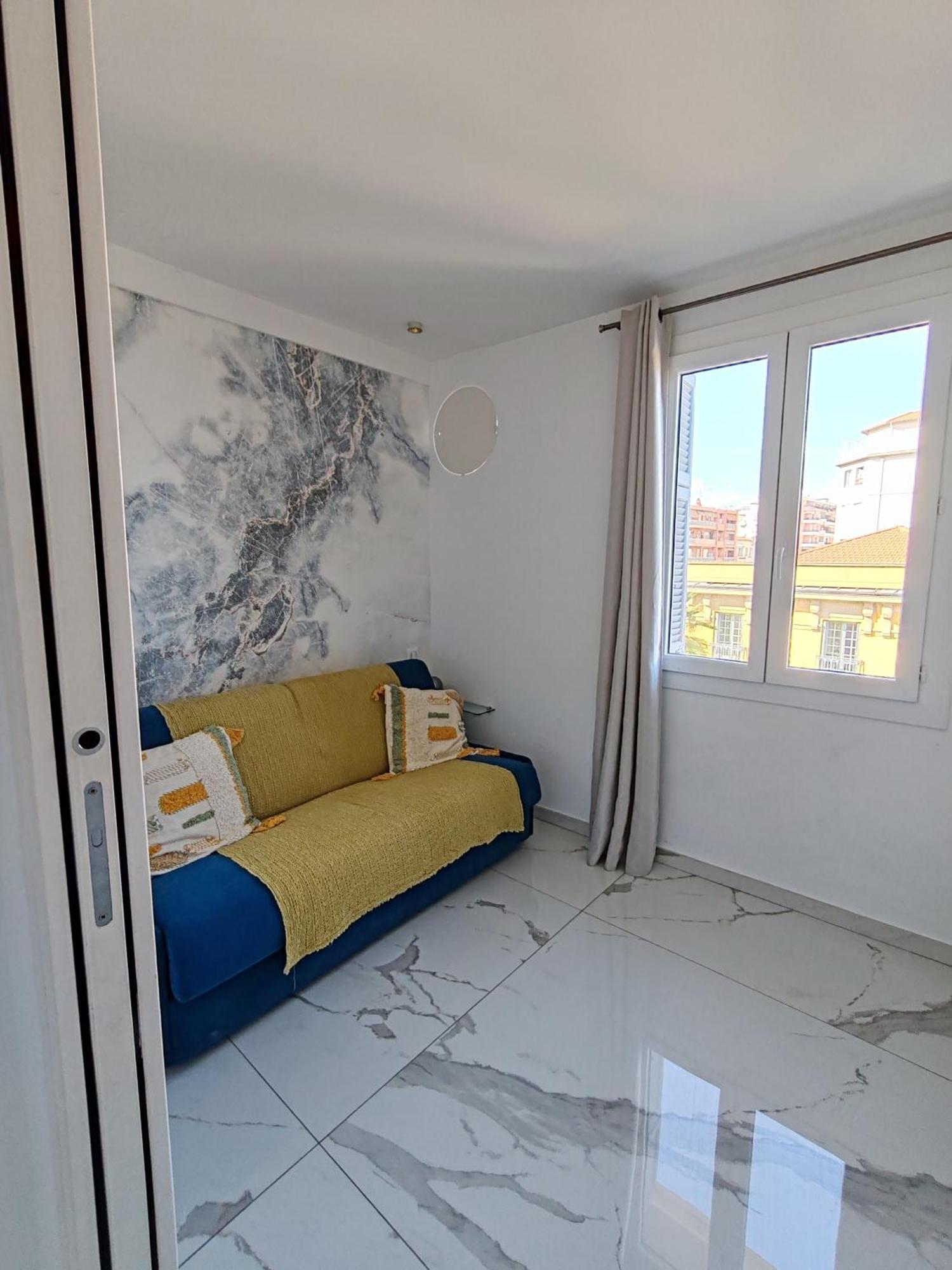 Beach Front, Superbe Appartement Pour 4 Personnes Νίκαια Εξωτερικό φωτογραφία