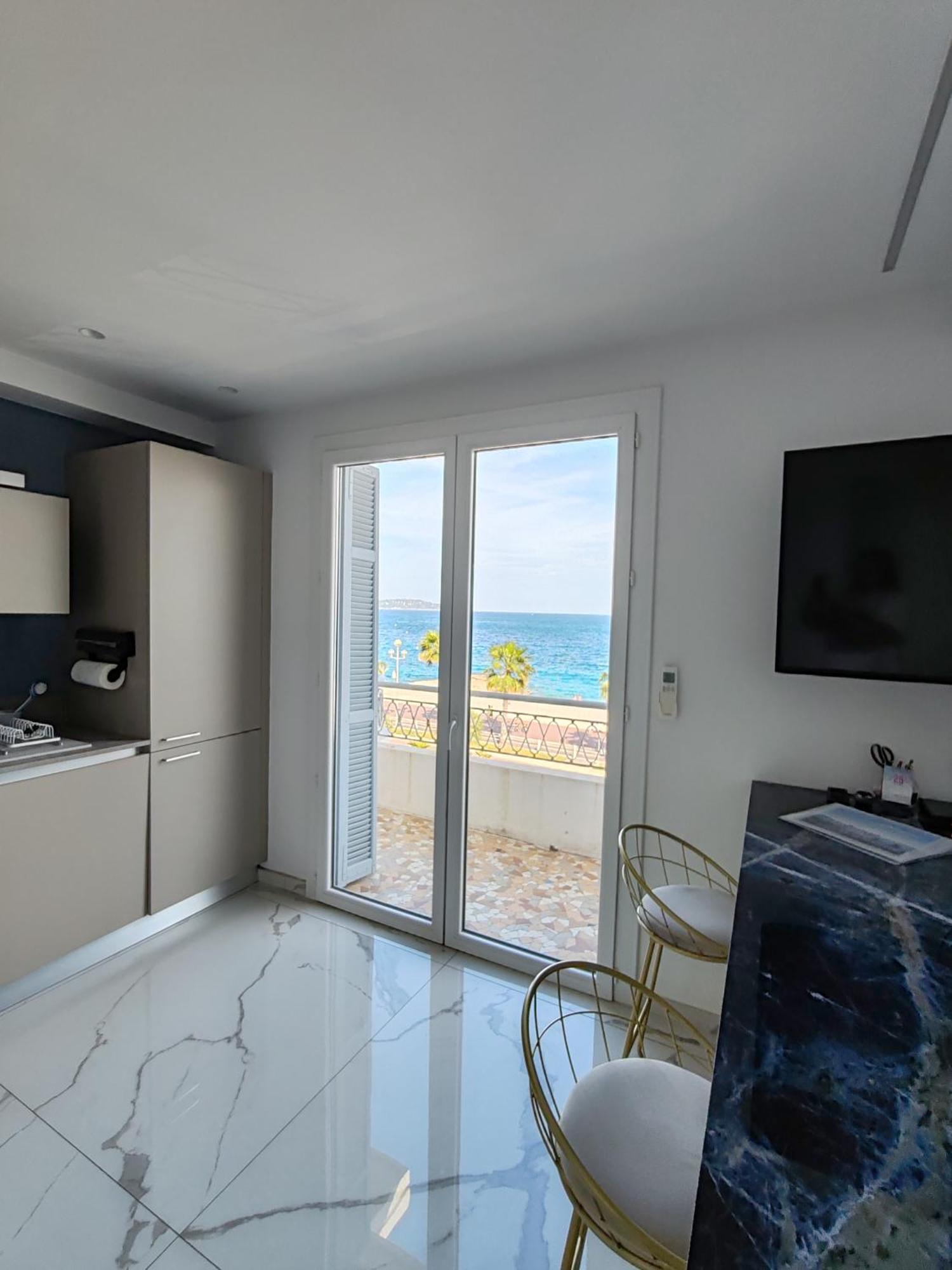 Beach Front, Superbe Appartement Pour 4 Personnes Νίκαια Εξωτερικό φωτογραφία