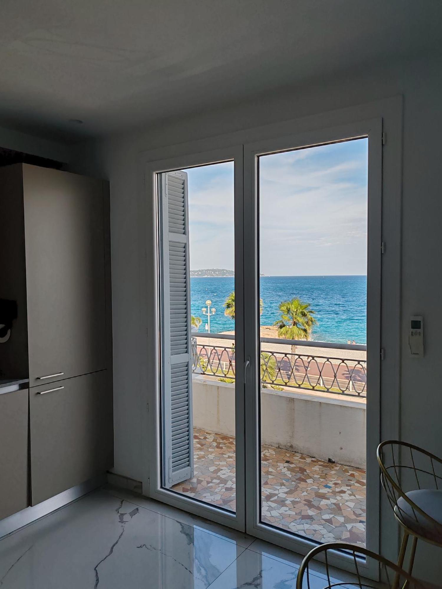 Beach Front, Superbe Appartement Pour 4 Personnes Νίκαια Εξωτερικό φωτογραφία