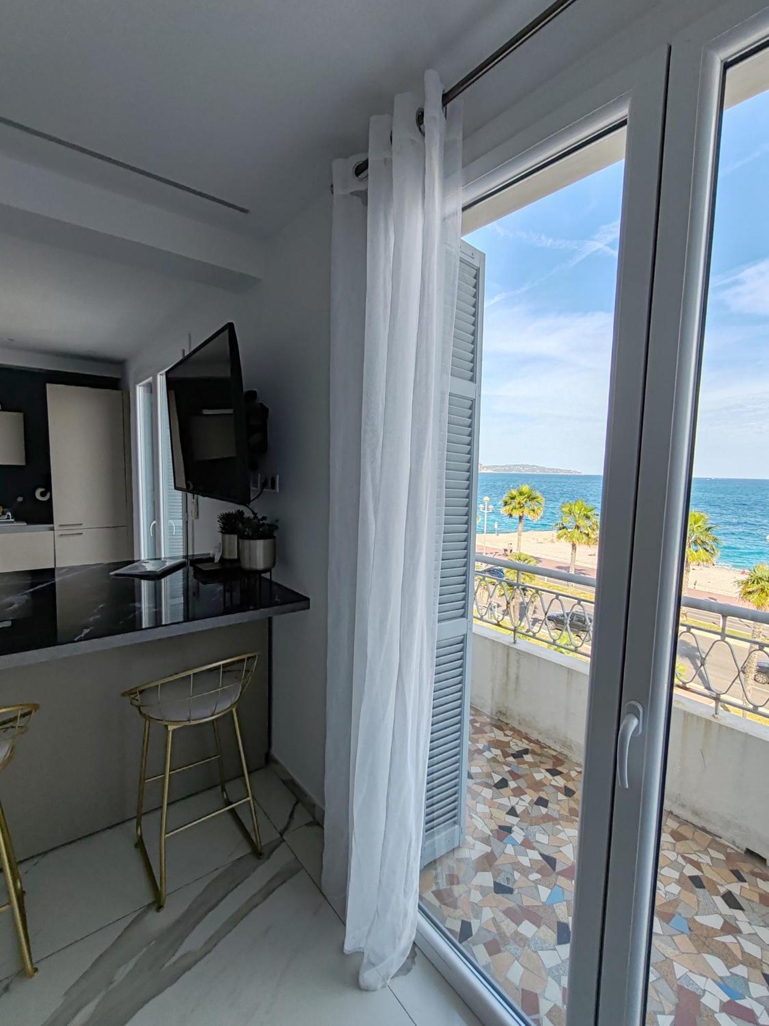 Beach Front, Superbe Appartement Pour 4 Personnes Νίκαια Εξωτερικό φωτογραφία