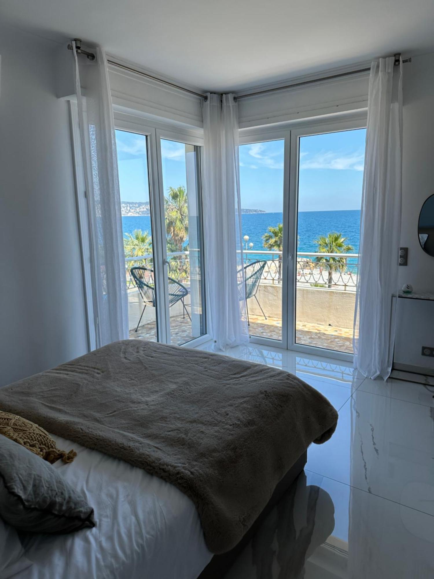 Beach Front, Superbe Appartement Pour 4 Personnes Νίκαια Εξωτερικό φωτογραφία