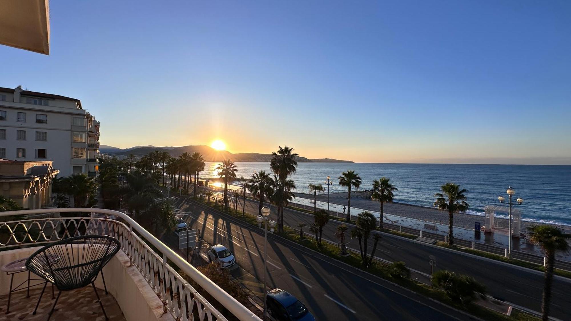 Beach Front, Superbe Appartement Pour 4 Personnes Νίκαια Εξωτερικό φωτογραφία